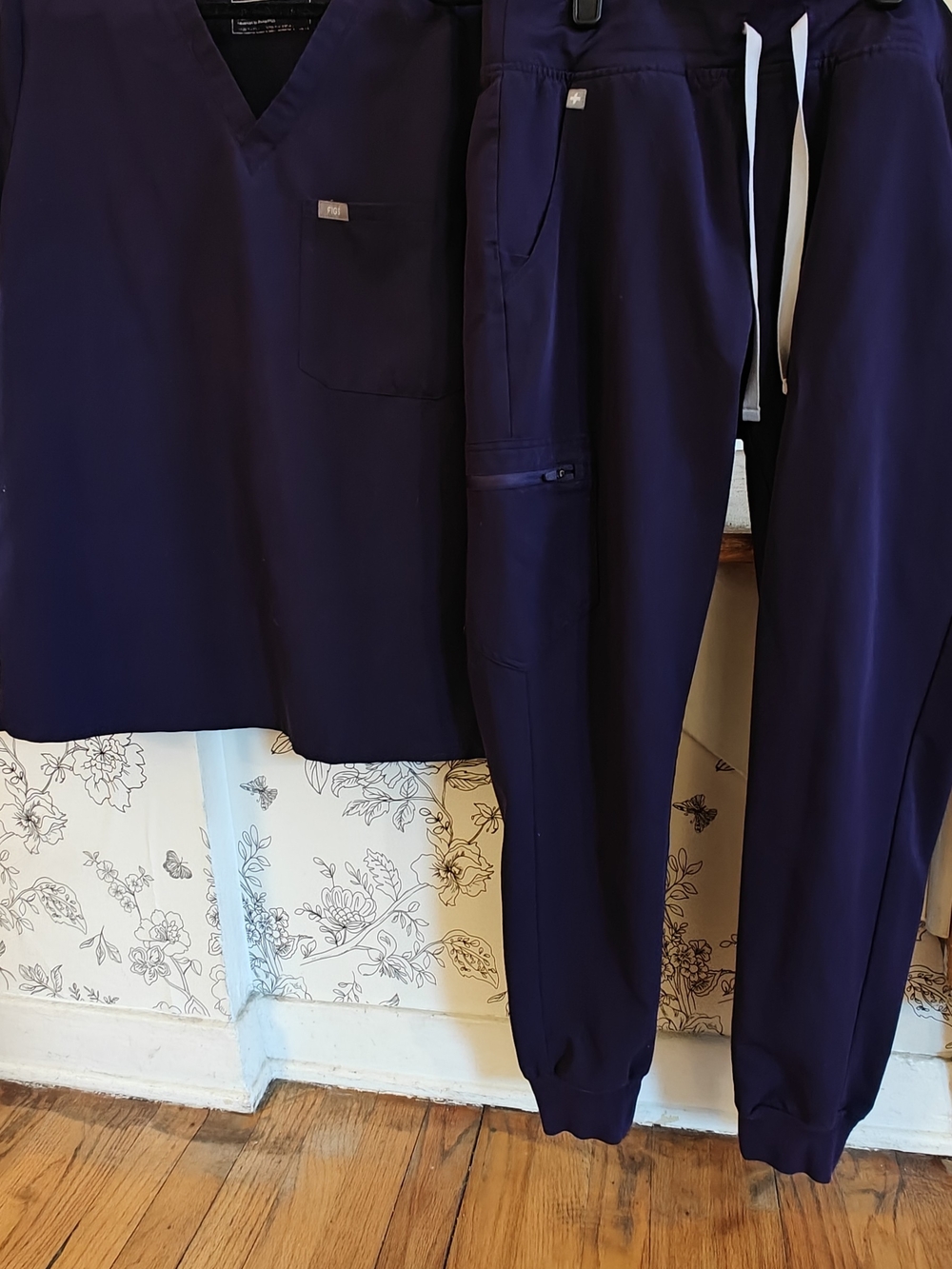 FIGS "Purple Jam" Scrub Set — Catarina Top/Large Zamora Joggers/Medium